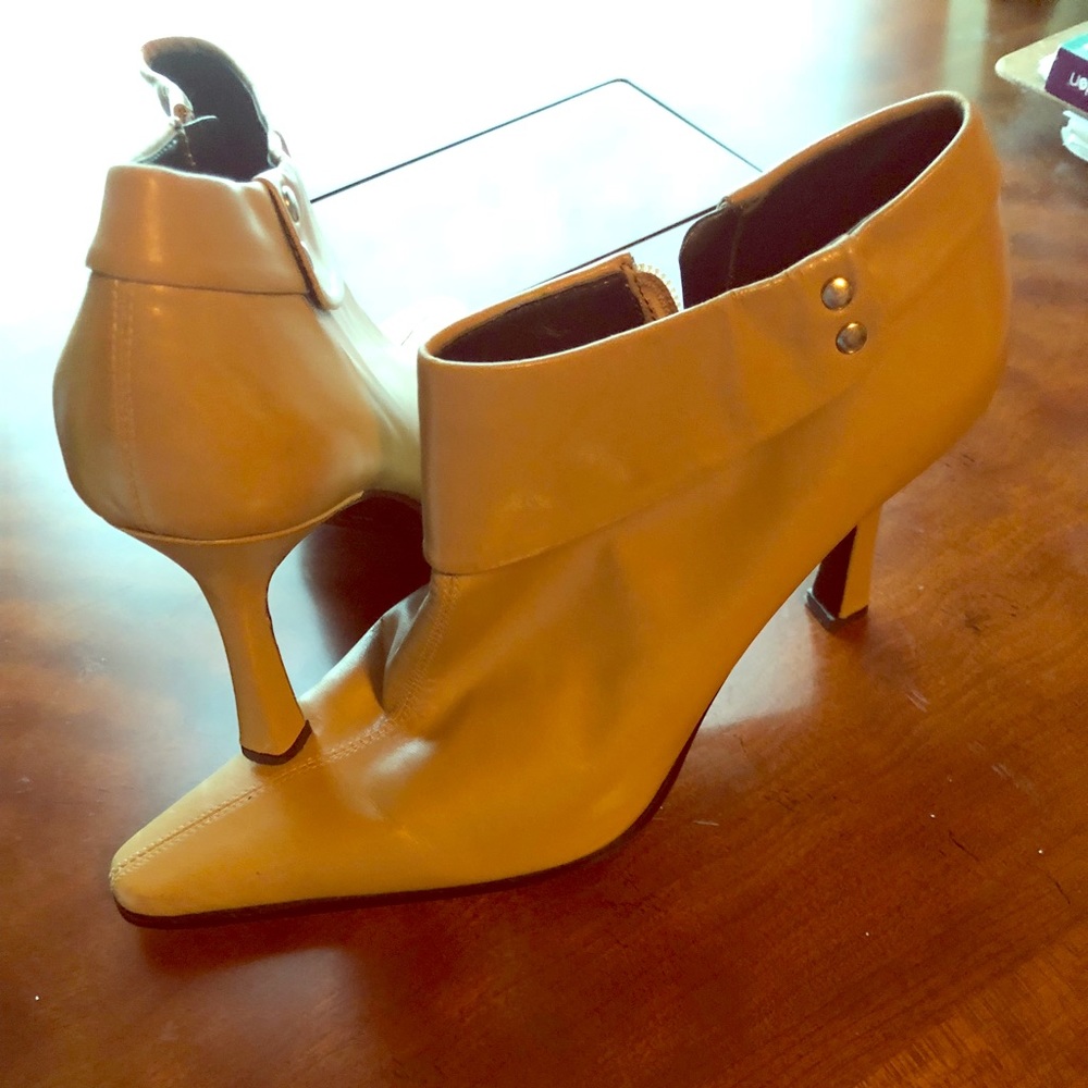 Square heel Bootie, gorgeous Mustard color